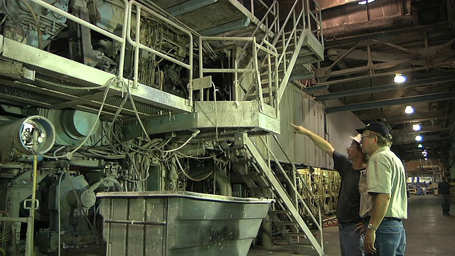 美国密歇根州造纸厂工人正在检查造纸机视频下载