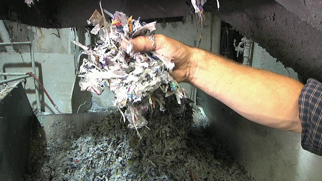 在美国密歇根州造纸厂/ Manistique将CU杂质从再生纸中去除，然后精炼成纸浆视频下载