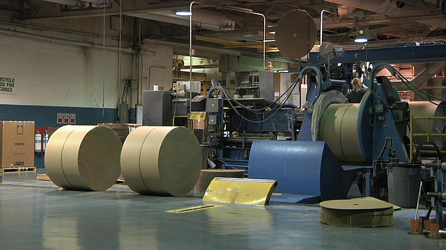 美国密歇根州造纸厂/ Manistique生产的新型保护膜封纸卷视频下载