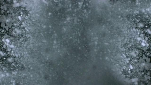 SLO MO WS Studio拍摄的黑色背景下的冰块爆炸视频下载