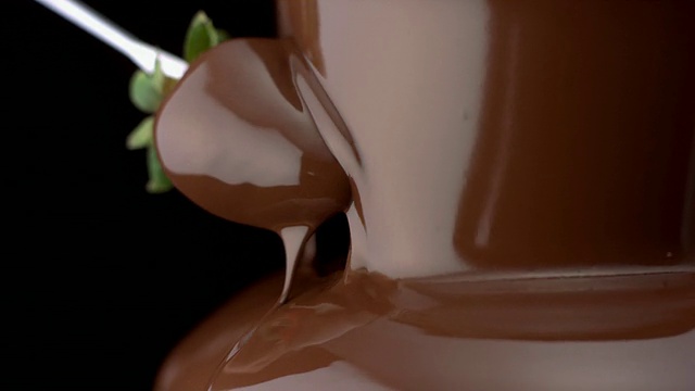 SLO MO CU TD Studio拍摄的草莓蘸巧克力喷泉视频下载