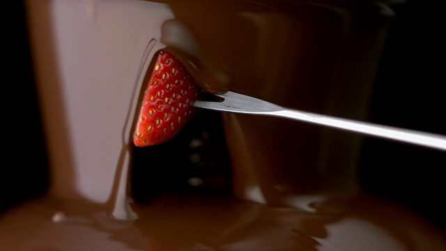 SLO MO CU Studio拍摄的草莓蘸巧克力喷泉视频下载