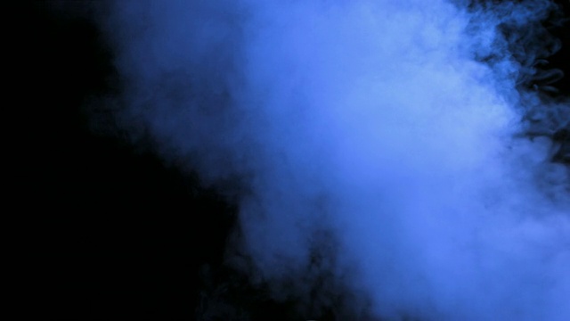 SLO MO MS Studio拍摄黑色背景下的蓝色烟雾视频下载