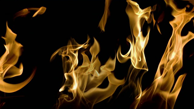SLO MO MS Studio拍摄的黑色背景下的火焰视频下载