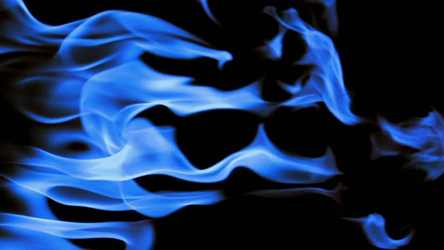 SLO MO CU Studio拍摄了黑色背景下的蓝色火焰视频下载