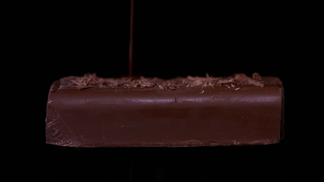 SLO MO MS Studio拍摄了在黑色背景下将熔融巧克力倒在巧克力上的照片视频下载