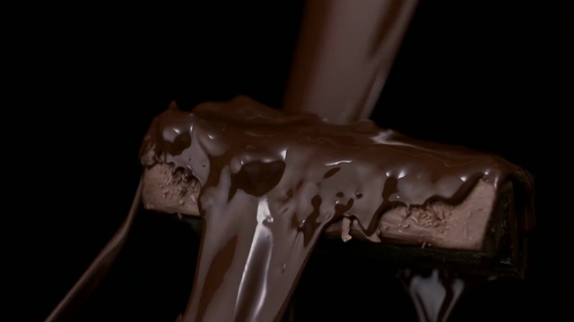 SLO MO MS Studio拍摄了在黑色背景下将熔融巧克力倒在巧克力上的照片视频下载