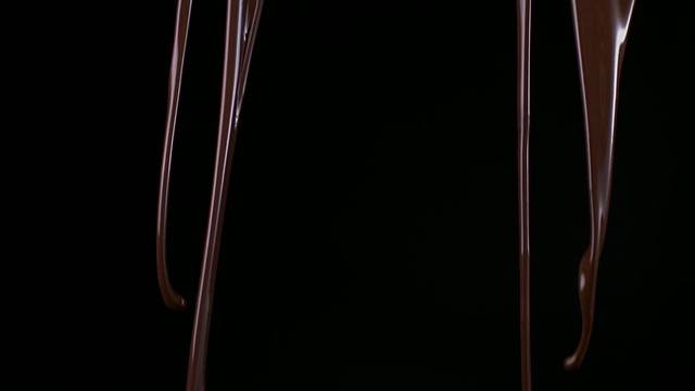 SLO MO MS Studio拍摄的熔融巧克力被倒在黑色背景视频下载