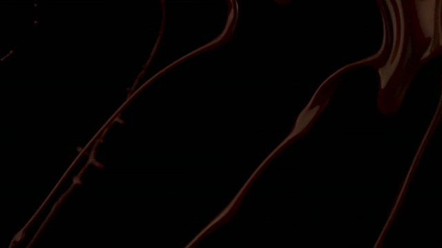 SLO MO MS Studio拍摄的熔融巧克力被倒在黑色背景视频下载
