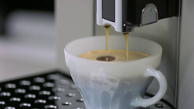 SLO MO CU咖啡从咖啡机滴进杯子视频下载