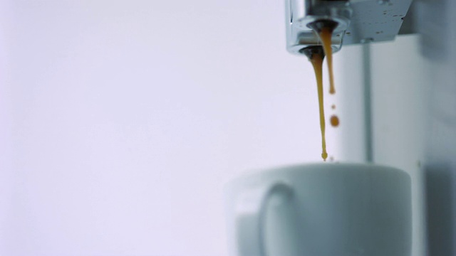 SLO MO CU R/F咖啡从咖啡机滴入杯子视频下载