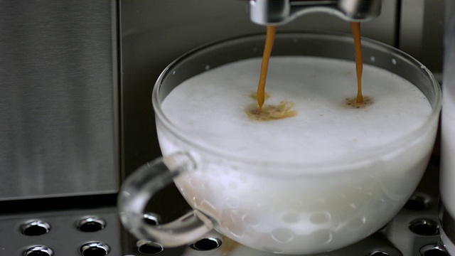 SLO MO CU咖啡从咖啡机滴进杯子视频下载