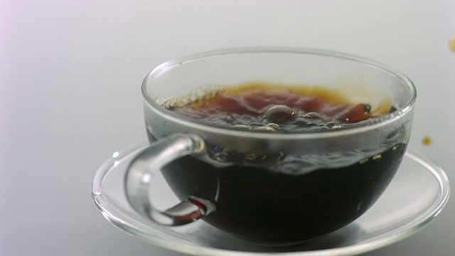 SLO MO MS Studio拍摄的咖啡被倒入玻璃咖啡杯视频下载