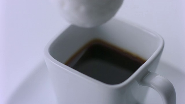 SLO MO CU蒸牛奶落入咖啡视频下载