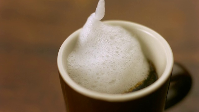 SLO MO CU蒸牛奶落入咖啡视频下载