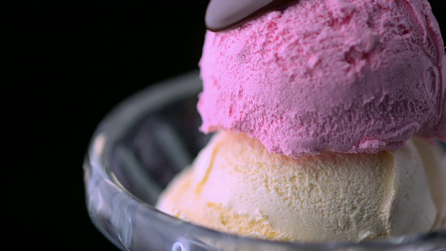 SLO MO CU Studio拍摄的熔融巧克力被倒在冰淇淋上视频素材