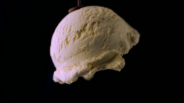 SLO MO MS Studio拍摄了在黑色背景上浇在冰淇淋上的熔融巧克力视频下载