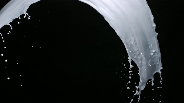 SLO MO CU Studio拍摄了白色的乳白色液体在空中飞溅的黑色背景视频下载