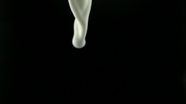 SLO MO CU Studio拍摄了白色的乳白色液体在空中飞溅的黑色背景视频下载