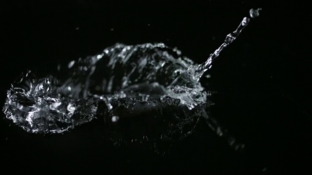 SLO MO CU Studio拍摄了水在黑色背景上落下的画面视频下载