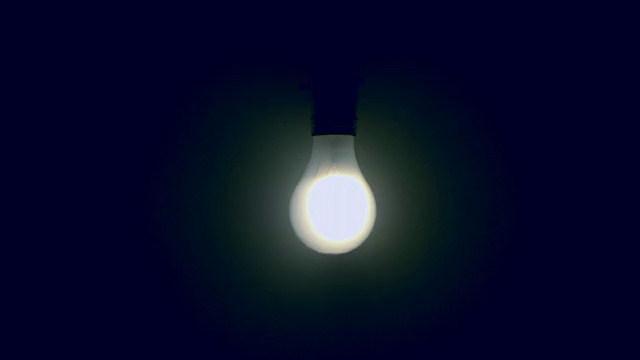 SLO MO MS Studio拍摄的蓝色背景下发光的灯泡视频下载