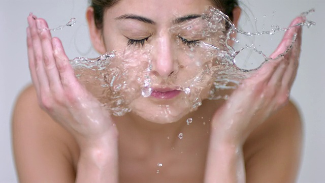 SLO MO CU工作室拍摄的年轻女子洗脸视频素材
