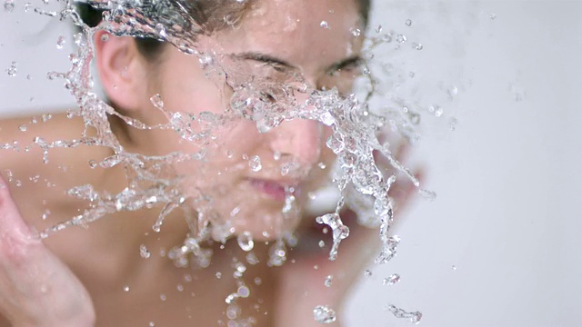 SLO MO CU工作室拍摄的年轻女子洗脸视频下载