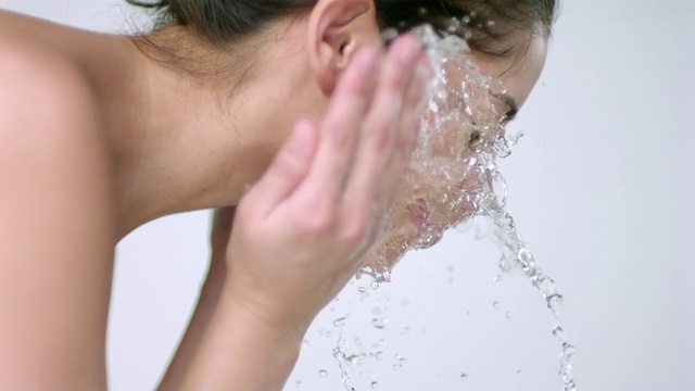 SLO MO CU工作室拍摄的年轻女子洗脸视频素材