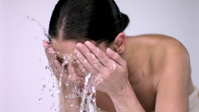 SLO MO CU工作室拍摄的年轻女子洗脸视频下载