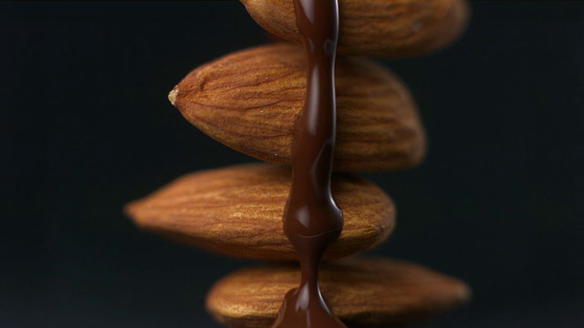 CU Studio拍摄的巧克力被倒在一堆杏仁上视频下载