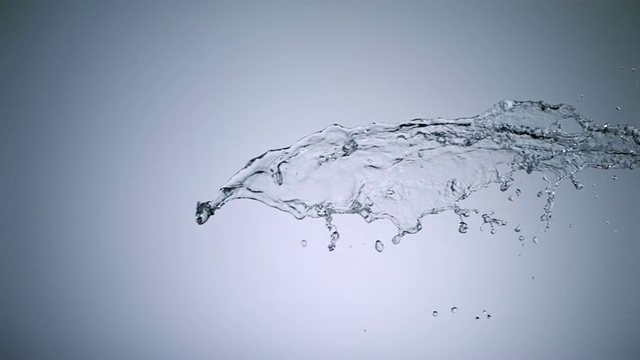 SLO MO MS Studio拍摄的水溅在白色的背景视频下载