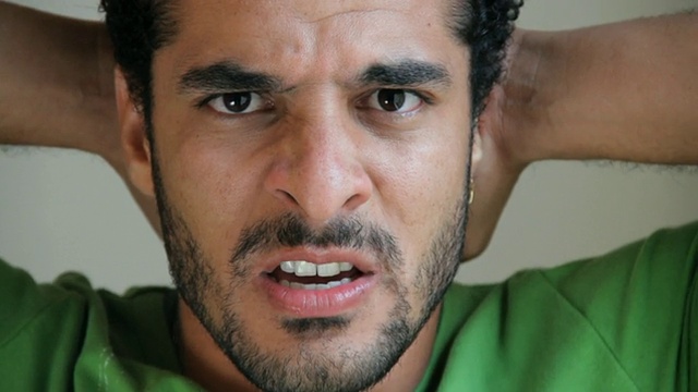 古巴哈瓦那，一名男子做出愤怒的表情视频下载