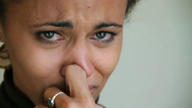 一名妇女把手放在脸上哭泣/古巴哈瓦那视频下载