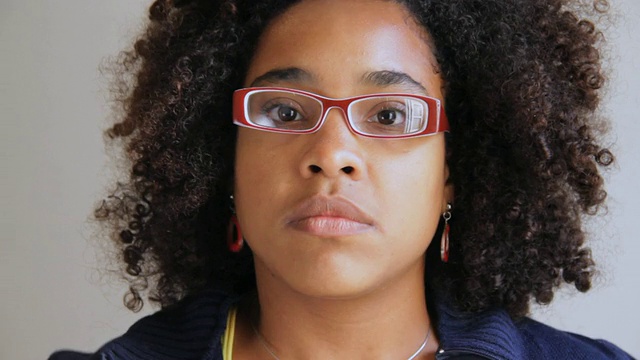 古巴哈瓦那，一名少女愤怒地摘下眼镜，重新戴上视频下载