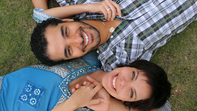 一对夫妻躺在草地上，微笑着/古巴哈瓦那视频下载