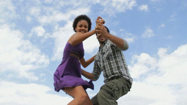 MS SLO MO一对年轻的夫妇在蓝天下跳舞，哈瓦那，古巴视频下载
