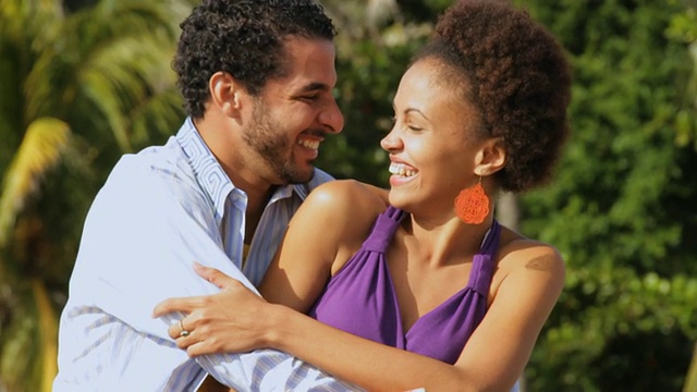 CU SLO MO夫妇大笑，拥抱和亲吻/古巴哈瓦那视频下载