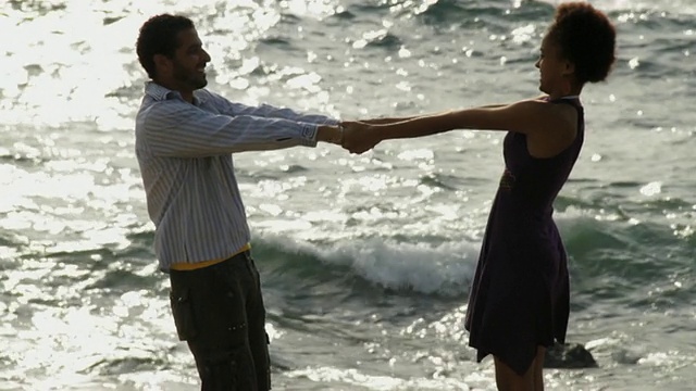 MS SLO MO夫妇在古巴哈瓦那的海边拥抱视频下载
