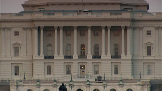 美国华盛顿特区国会大厦西侧的自由女神像视频下载