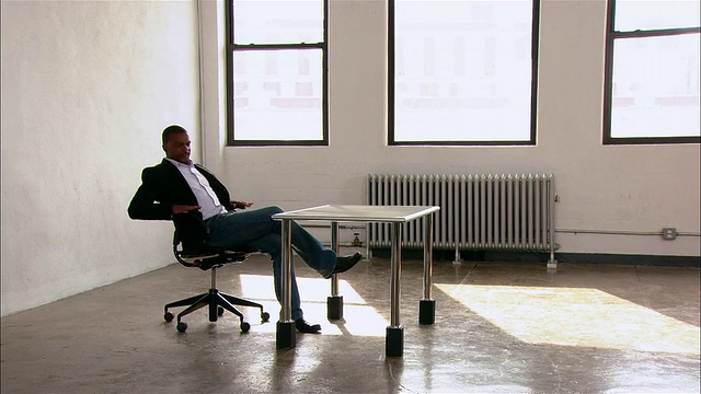 在纽约市，初创公司的合伙人互相握手，轮流坐在第一张办公桌前视频下载