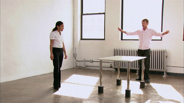 初创公司的合伙人将第一张办公桌搬到了纽约市的空阁楼空间视频下载