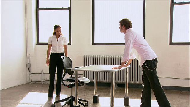 在纽约市，初创公司的合伙人正在空荡荡的阁楼空间里寻找新的办公桌和椅子视频下载