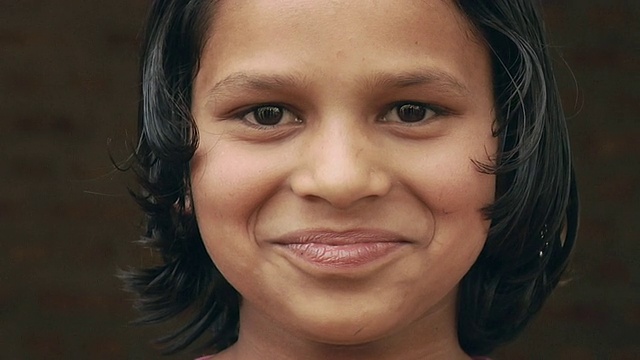 CU女孩（8-9）微笑，肖像/哈桑普尔， 梅瓦特， 哈里亚纳邦， 印度视频素材
