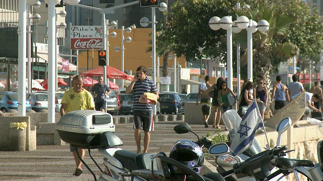 WS街道场景与游客在长廊/特拉维夫，丹大都会，以色列视频下载