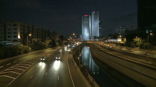 WS HA Azrieli塔和阿亚隆高速公路夜间/特拉维夫，丹大都会，以色列视频下载