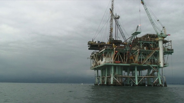 WS ZO PAN石油钻井平台和海岸圣巴巴拉/圣巴巴拉，加利福尼亚州，美国视频下载