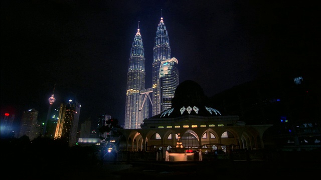 广角Petronas塔，Menara Maxis，和Al-Asyikin清真寺晚上/吉隆坡，马来西亚视频下载