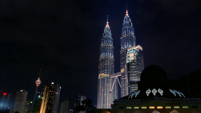 广角Petronas塔，Menara Maxis，和Al-Asyikin清真寺晚上/吉隆坡，马来西亚视频下载