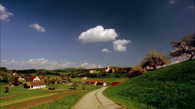 宽镜头的房子和田野在乡下/斯蒂里亚，奥地利视频下载
