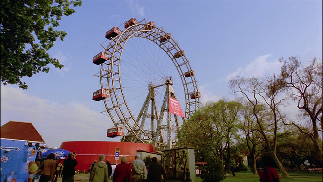 普拉特公园的宽镜头摩天轮，奥地利维也纳视频下载
